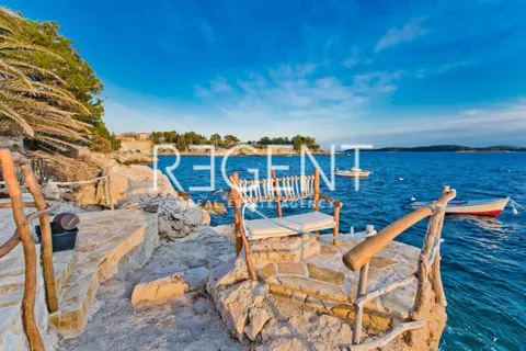 Hvar - Vila prvi red uz more