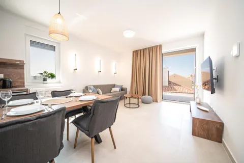 Zadar, Vrsi – trosobni apartmani s bazenom i pogledom na more