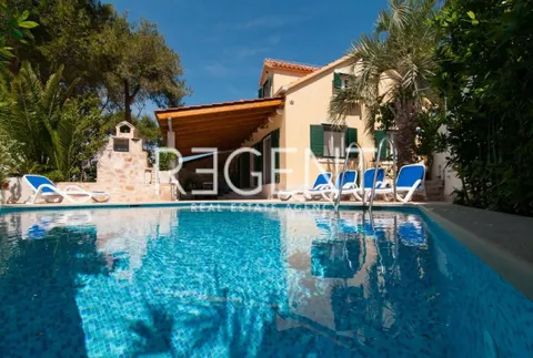 Brač, Mirca - Vila s bazenom uz more 330m2