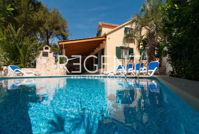 Brač, Mirca - Vila s bazenom uz more 330m2