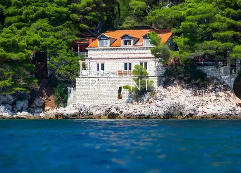 Dubrovnik – Jedinstvena kamena kuća prvi red do mora