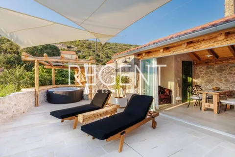 Hvar - Kamena kuća modernog dizajna 70m2