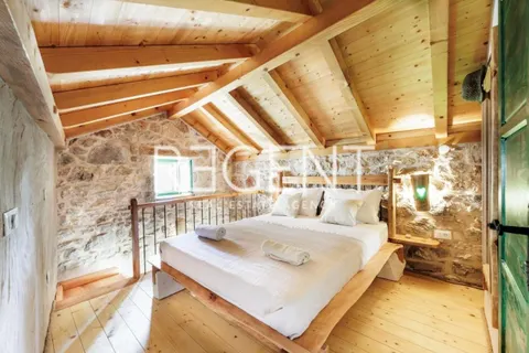 Hvar - Kamena kuća modernog dizajna 70m2