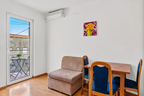 Makarska, Centar - Apartmanska kuća u blizini centra bruto površine 186 m2