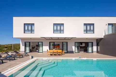 Otok Brač, Milna – Novoizgrađena luksuzna vila od 370m2 s velikim hidromasažnim bazenom