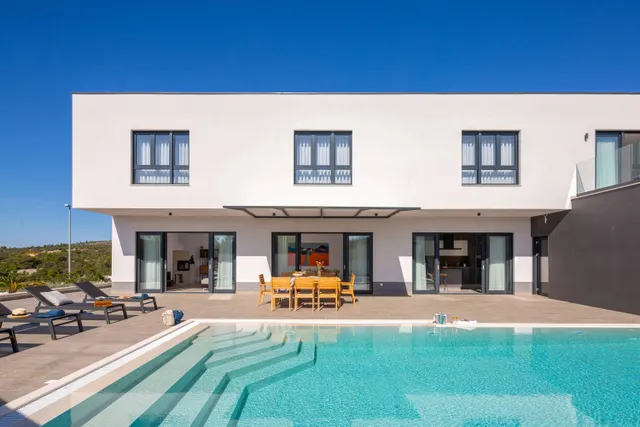 Otok Brač, Milna – Novoizgrađena luksuzna vila od 370m2 s velikim hidromasažnim bazenom