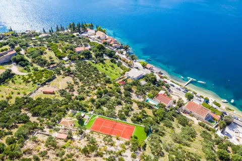 Dubrovnik, Zaton - Kamena kuća sa teniskim terenom i maslinikom