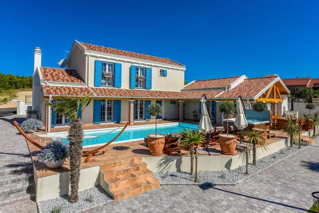 Zadar, Novigrad – Rustikalna vila sa teniskim terenom
