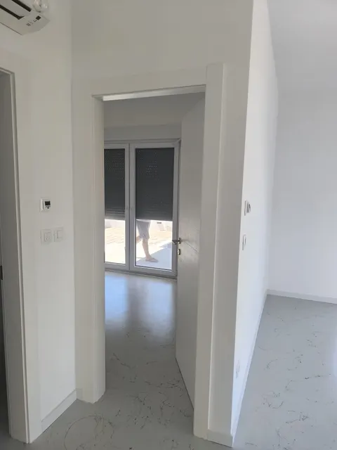 Trogir, Okrug Gornji - Dvosoban stan s bazenom 56 m2, novogradnja