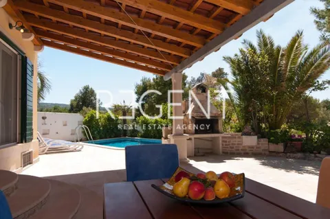 Brač, Mirca - Vila s bazenom uz more 330m2