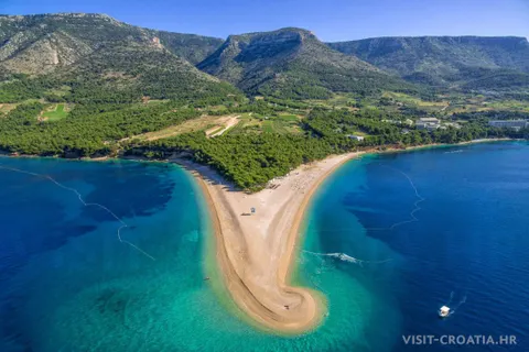 Brač, Bol - Građevinsko zemljište s pogledom na more i otok Hvar 730 m2
