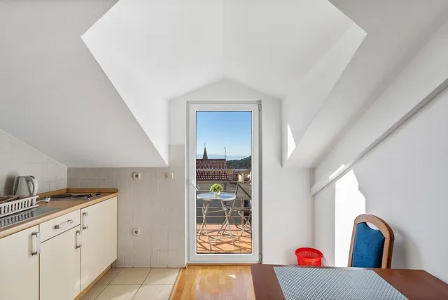 Makarska, Centar - Apartmanska kuća u blizini centra bruto površine 186 m2