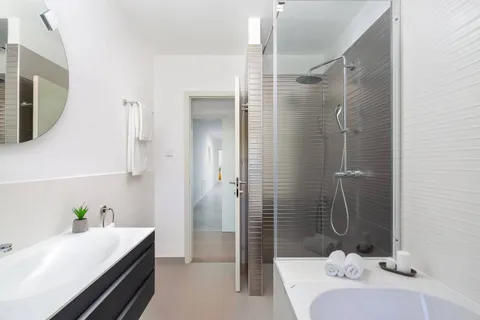 Otok Brač, Milna – Novoizgrađena luksuzna vila od 370m2 s velikim hidromasažnim bazenom