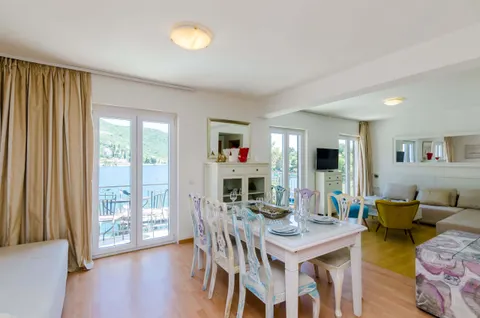 Zaton Mali - Vila uz more s bazenom i ugostiteljskim objektom 670 m2