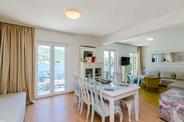 Zaton Mali - Vila uz more s bazenom i ugostiteljskim objektom 670 m2