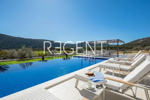 Trogir, Marina- luksuzna vila u mirnom okruženju, 6900m2