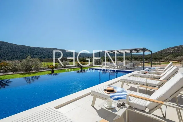 Trogir, Marina- luksuzna vila u mirnom okruženju, 6900m2