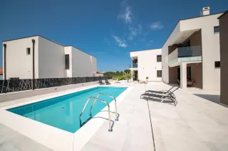 Zadar, Vrsi – trosobni apartmani s bazenom i pogledom na more