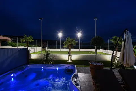 Zadar, Novigrad – Rustikalna vila sa teniskim terenom