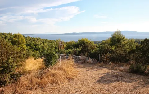 Brač, Sutivan - Građevinsko zemljište s pogledom na centar mjesta (1.543 m2)