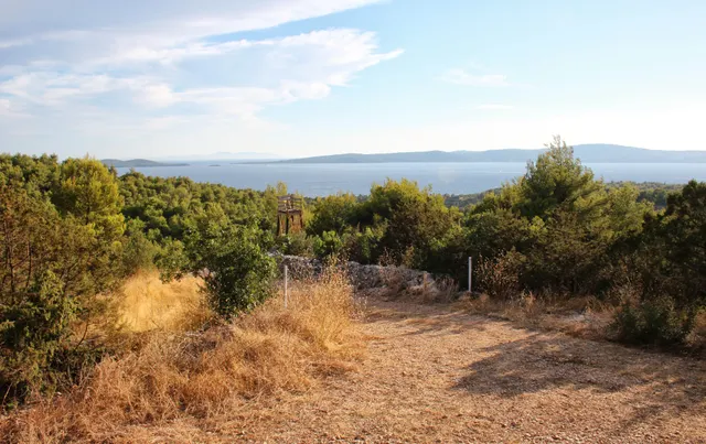 Brač, Sutivan - Građevinsko zemljište s pogledom na centar mjesta (1.543 m2)