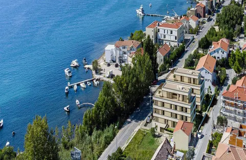 Split, Kaštel Sućurac - Moderan projekt za dvije stambene zgrade, prvi red do mora