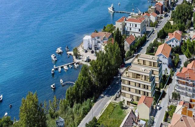 Split, Kaštel Sućurac - Moderan projekt za dvije stambene zgrade, prvi red do mora