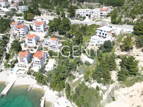 Omiš, Stanići - građevinsko zemljište 1214 m2 s projektom