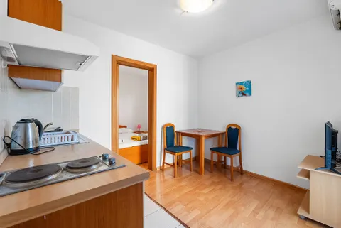 Makarska, Centar - Apartmanska kuća u blizini centra bruto površine 186 m2