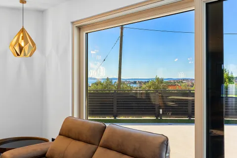 Split, Strožanac - Moderna vila s pogledom na more, bazenom i pomoćnim objektom 50 m2