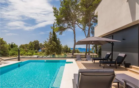 Zadar – Moderna vila okružena zelenilom s pogledom na more