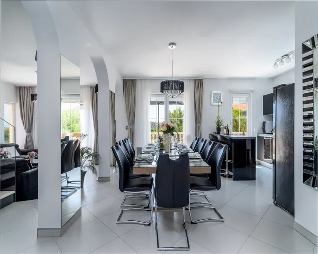 Split, Kaštela - Vila s bazenom i pogledom na more 333 m2