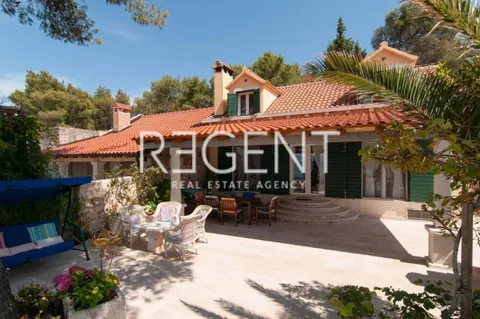Brač, Mirca - Vila s bazenom uz more 330m2