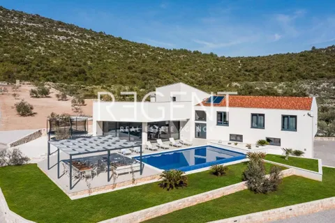 Trogir, Marina- luksuzna vila u mirnom okruženju, 6900m2