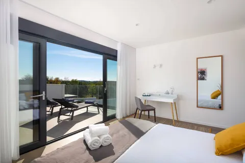 Otok Brač, Milna – Novoizgrađena luksuzna vila od 370m2 s velikim hidromasažnim bazenom