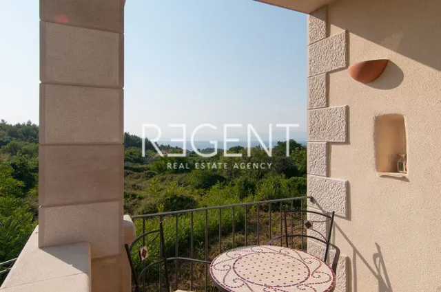 Brač, Mirca- kamena vila s pogledom na more, 300m2