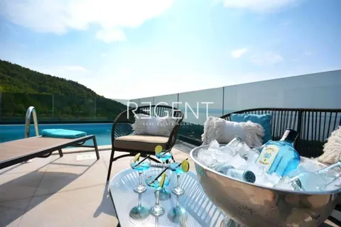 Split, Podstrana – Zapanjujuća villa s pogledom na more 250 m2