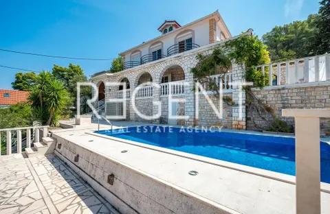 Šolta, Rogač - Mediteranska vila prvi red uz more 264 m2 ekskluzivna prodaja