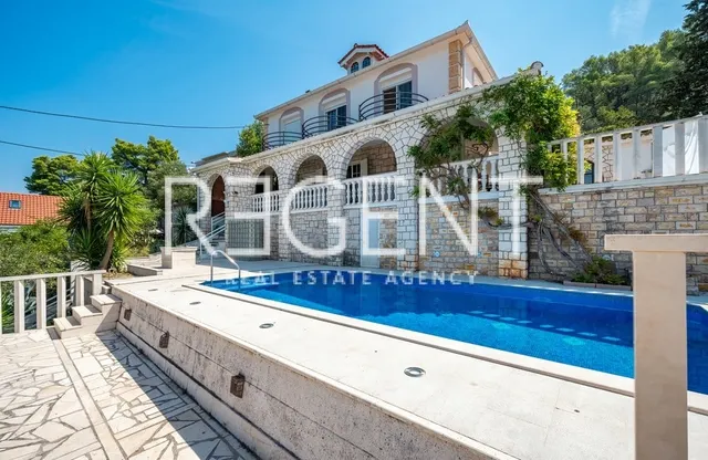 Šolta, Rogač - Mediteranska vila prvi red uz more 264 m2 ekskluzivna prodaja