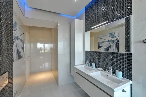 Zadar, Sukošan – Ekskluzivna dvoetažna vila s bazenom, 170 m²