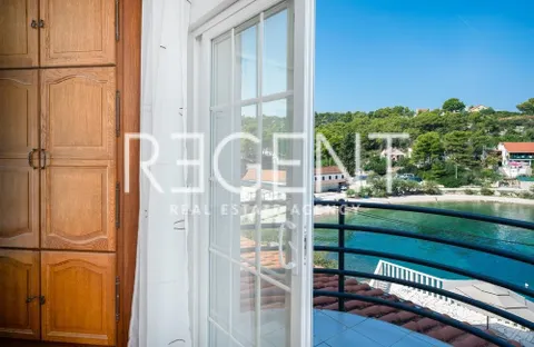 Šolta, Rogač - Mediteranska vila prvi red uz more 264 m2 ekskluzivna prodaja