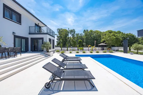 Istra – Kuća s bazenom na parceli 780m2