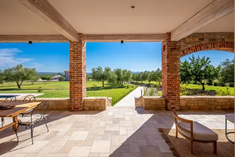 Zadar, Murvica – Prekrasna kamena vila s teniskim terenom na parceli 7800 m2