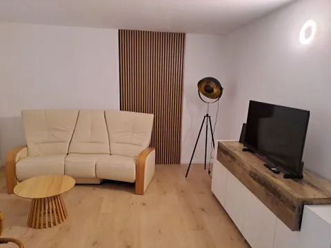 Zagreb, Maksimir - dvosoban stan s parkirnim mjestom 55 m2 najam