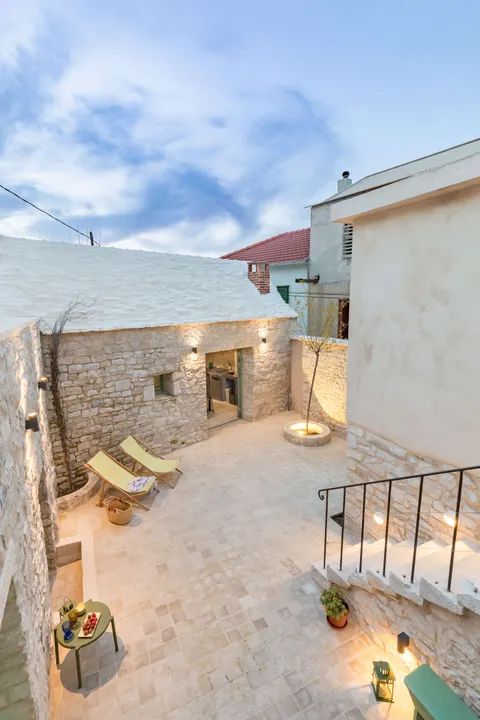 Brač, Pučišća - Prekrasna kamena vila 120 m2