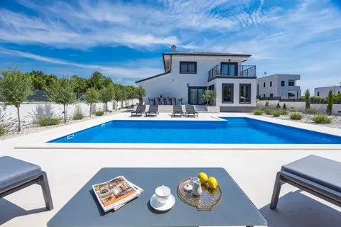 Istra – Kuća s bazenom na parceli 780m2