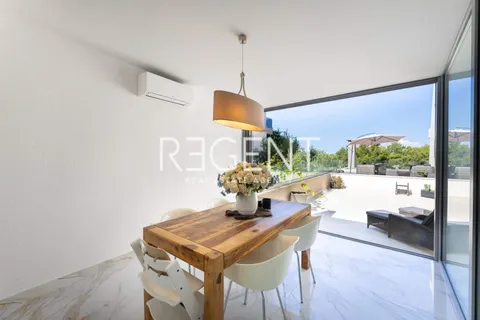 Split, Podstrana - Dvosoban stan sa pogledom na more, 113 m2