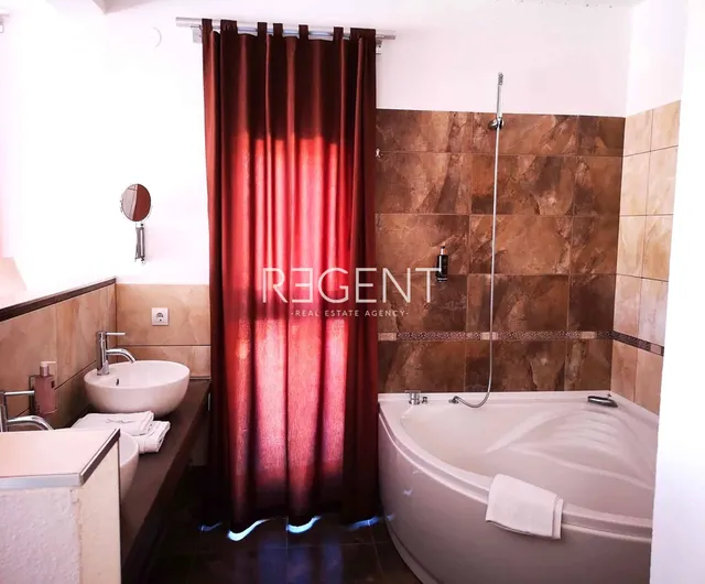 Vis – Prekrasna vila s pogledom na more 300 m2