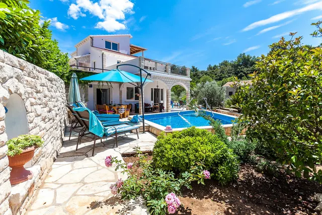Otok Korčula – Šarmantna vila u uvali s bazenom 460 m2