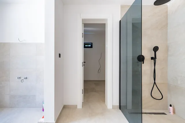 Trogir - Nova moderna vila od 300m2 s bazenom i jacuzzijem